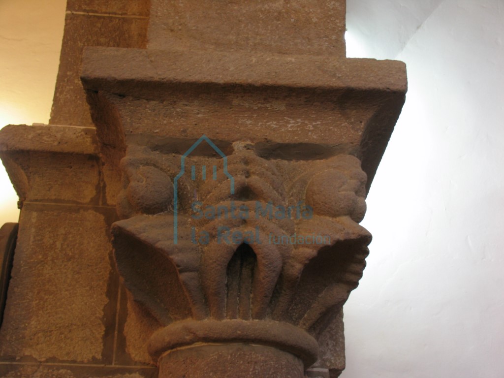 Capitel izquierdo del arco triunfal