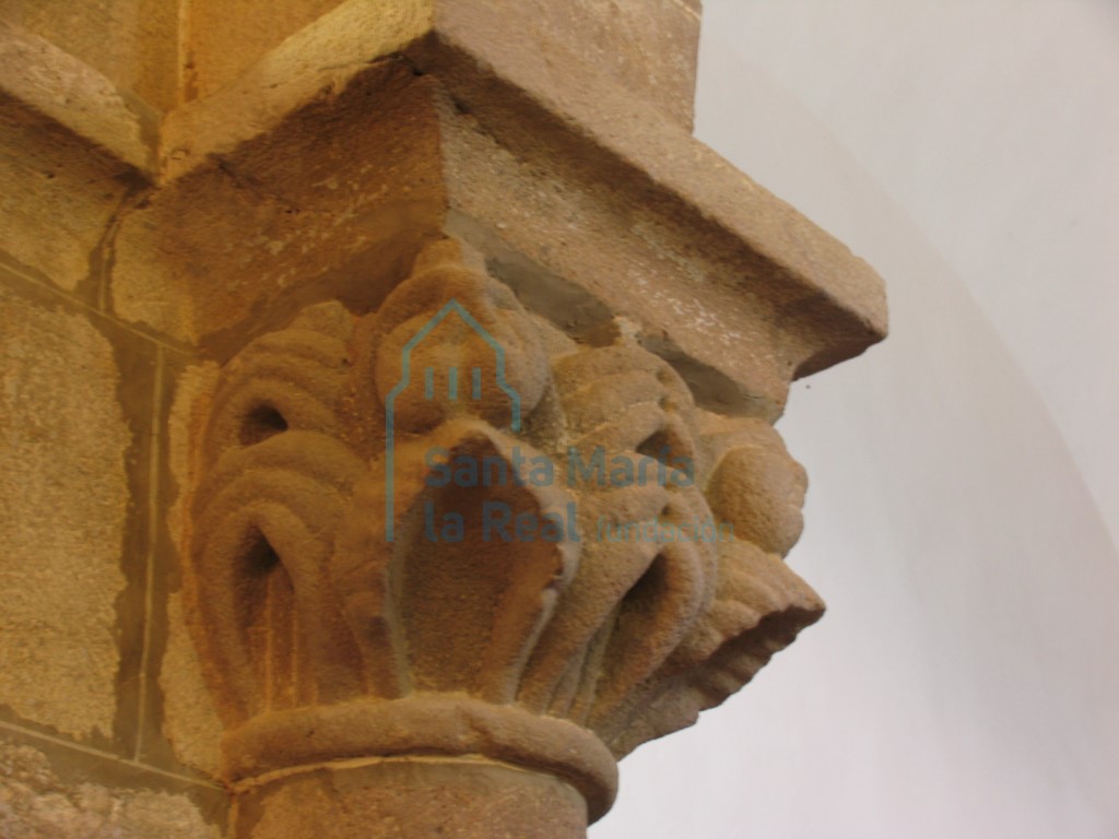Capitel izquierdo del arco triunfal