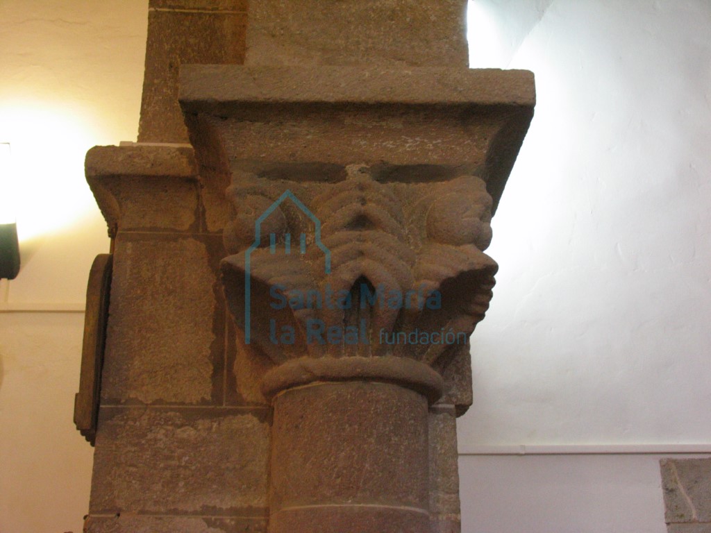 Capitel izquierdo del arco triunfal