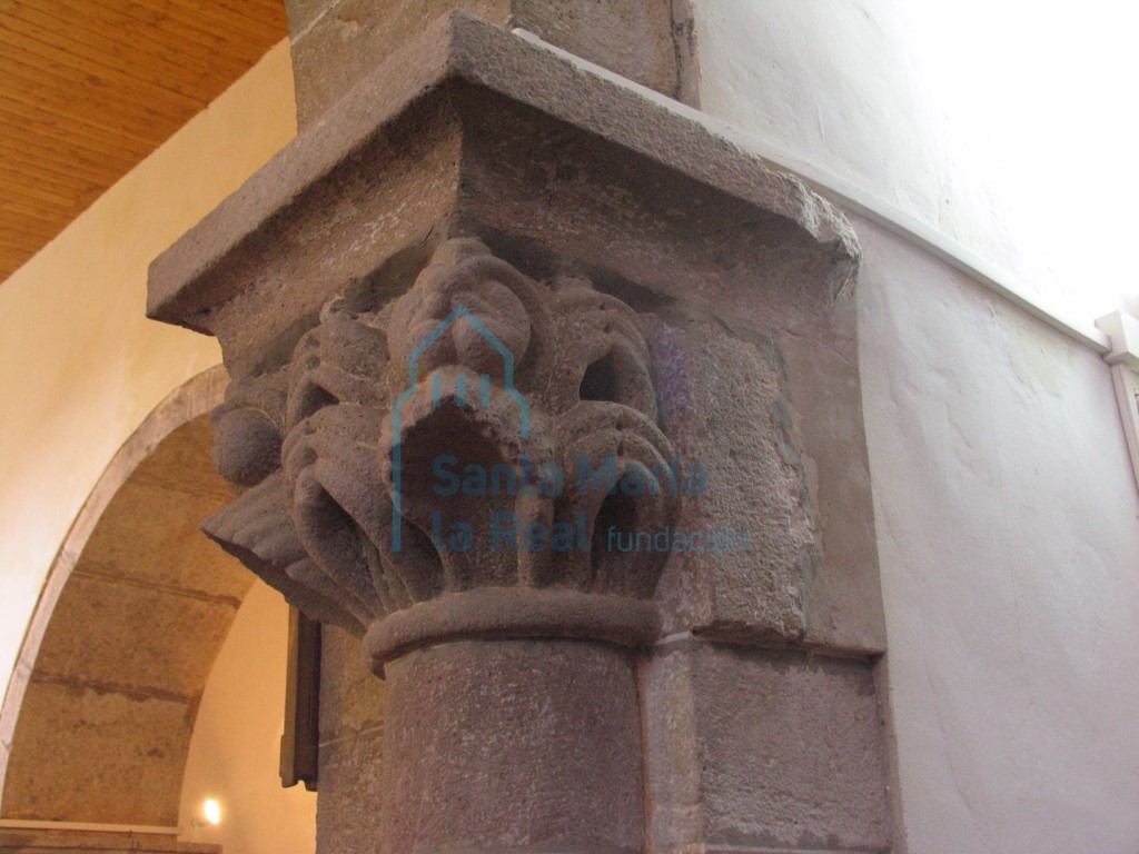 Capitel izquierdo del arco triunfal