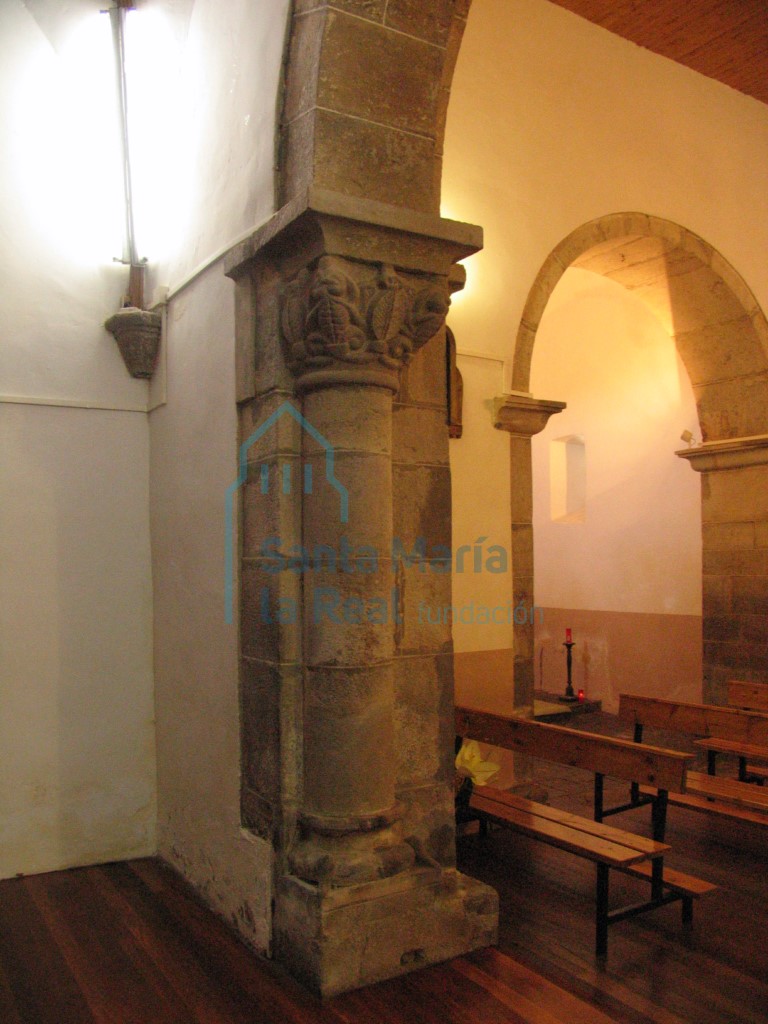 Columna derecha del arco triunfal