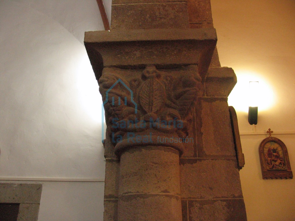 Capitel derecho del arco triunfal