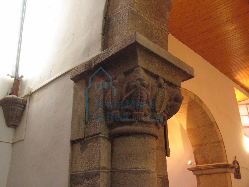 Capitel derecho del arco triunfal
