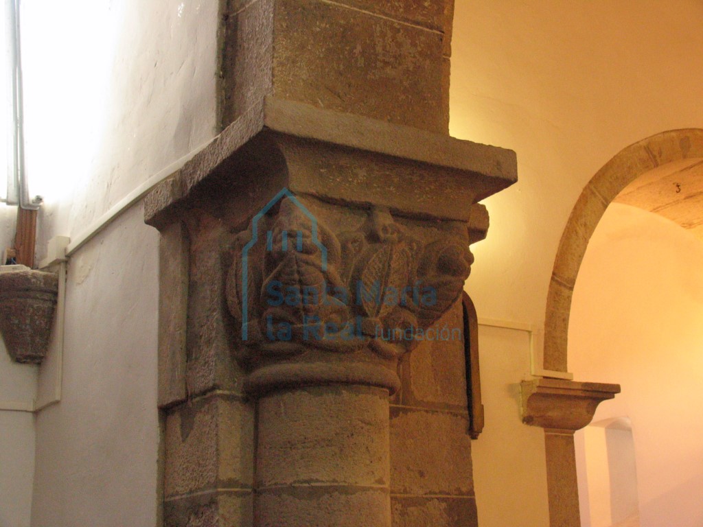 Capitel derecho del arco triunfal
