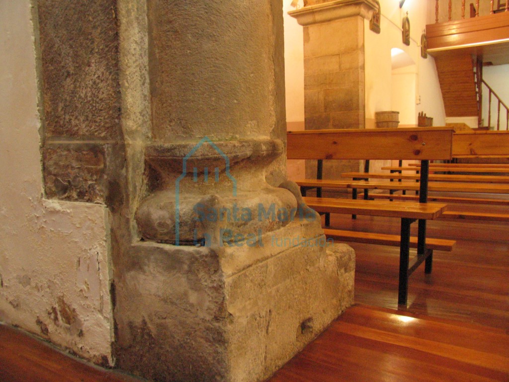 Basa derecha del arco triunfal