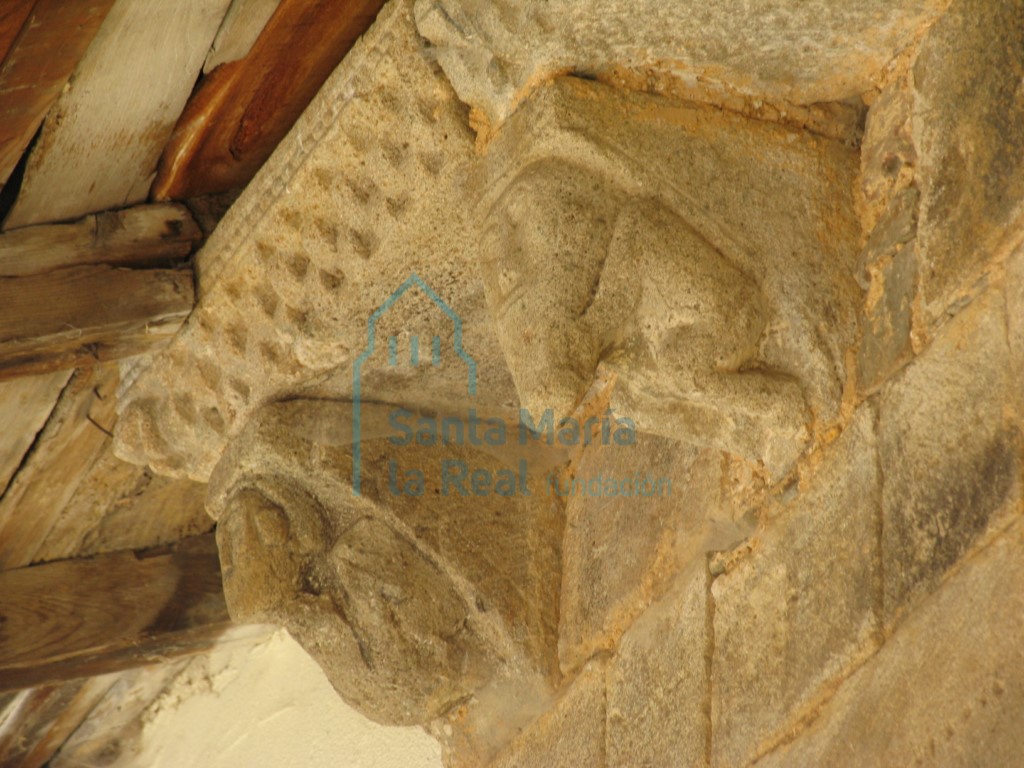 Canecillos de la cornisa de la portada meridional