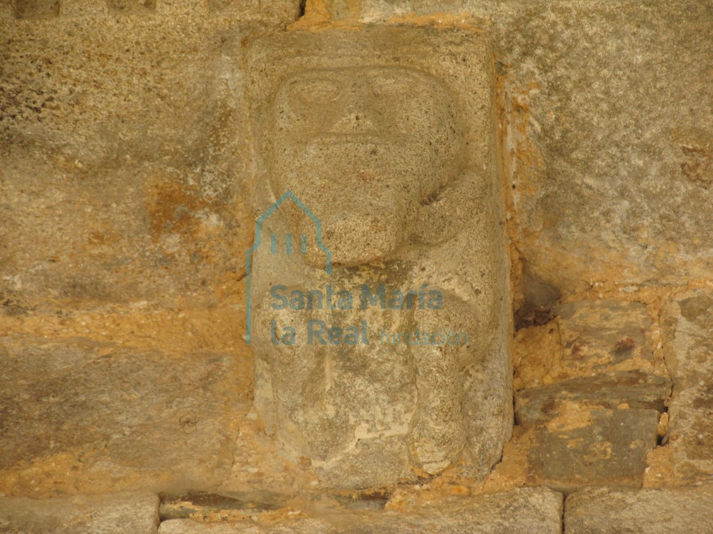 Canecillo de la cornisa de la portada meridional