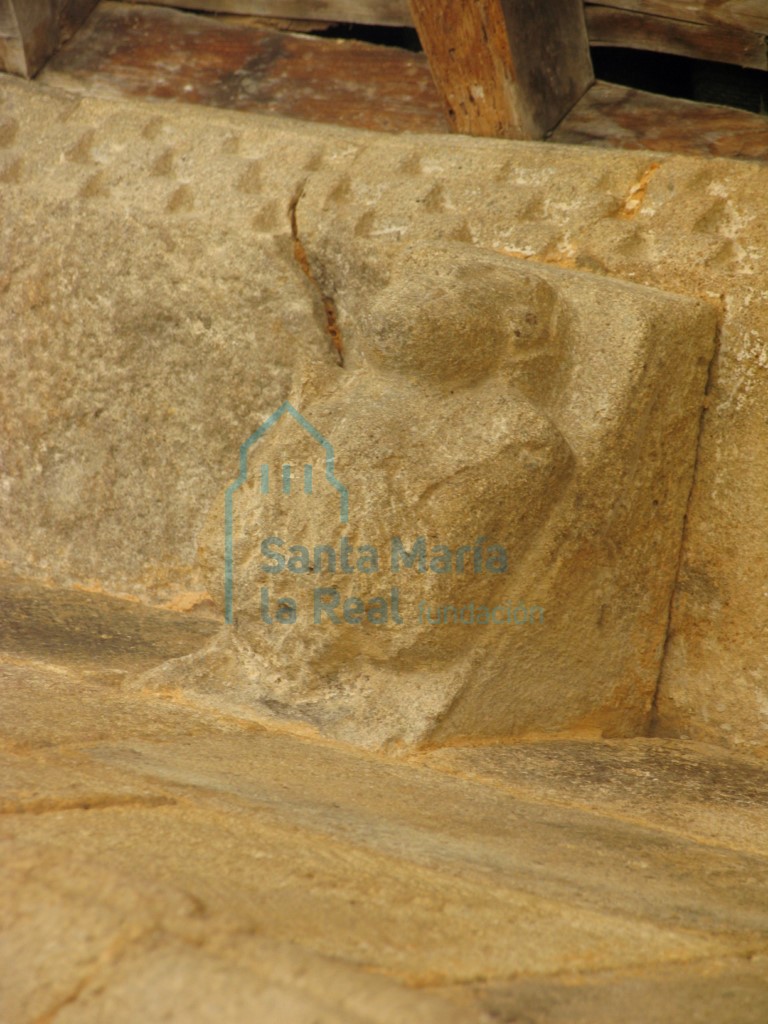 Canecillo de la cornisa de la portada meridional