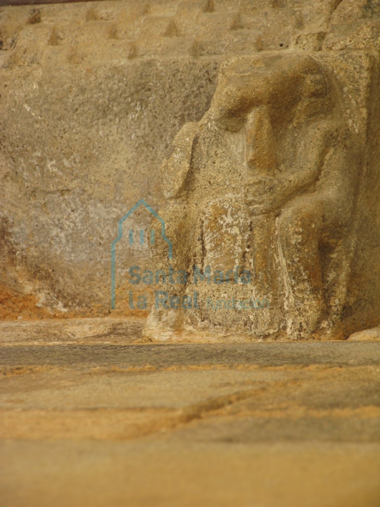 Canecillo de la cornisa de la portada meridional
