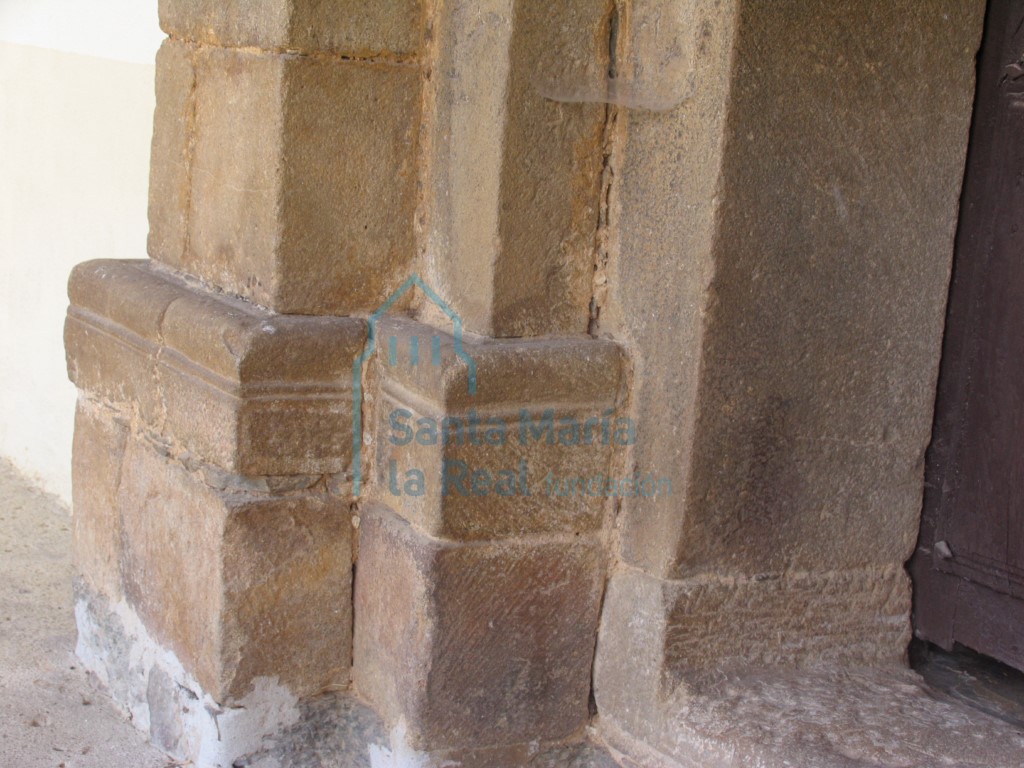 Basa de las jambas izquierdas de la portada meridional