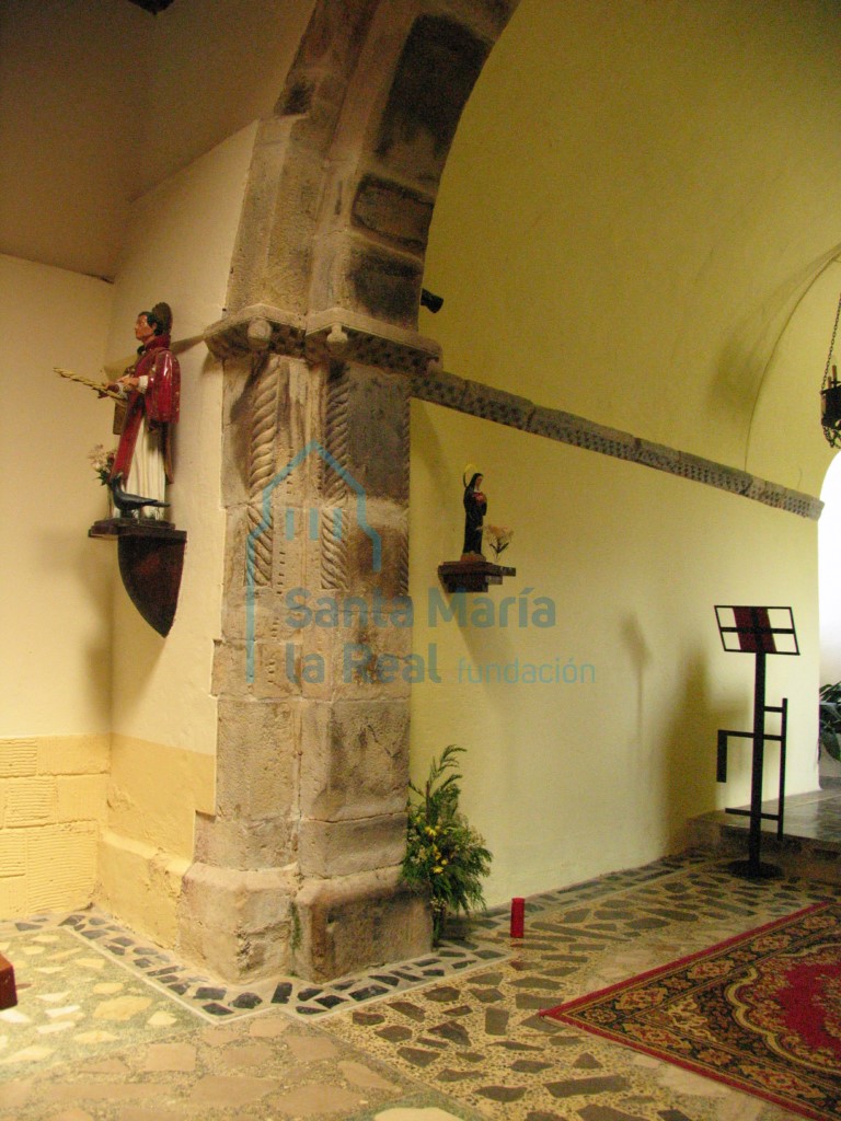 Detalle de la jamba izquierda del arco triunfal