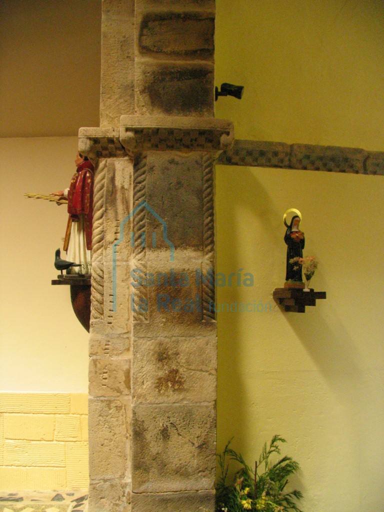 Detalle de la jamba izquierda del arco triunfal
