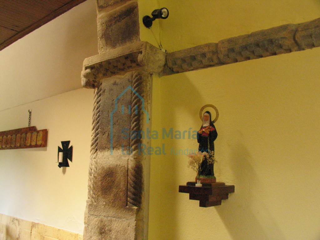Detalle de la jamba izquierda del arco triunfal
