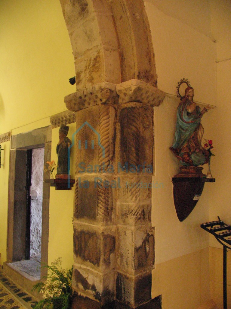 Detalle de la jamba izquierda del arco triunfal