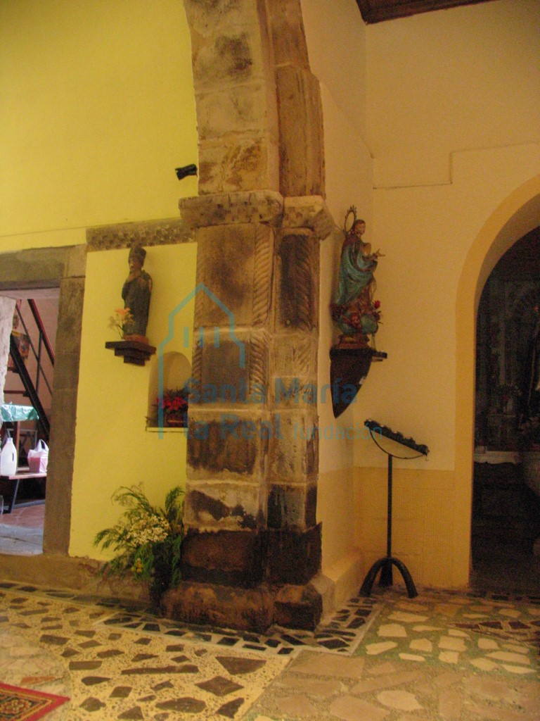 Detalle de la jamba izquierda del arco triunfal