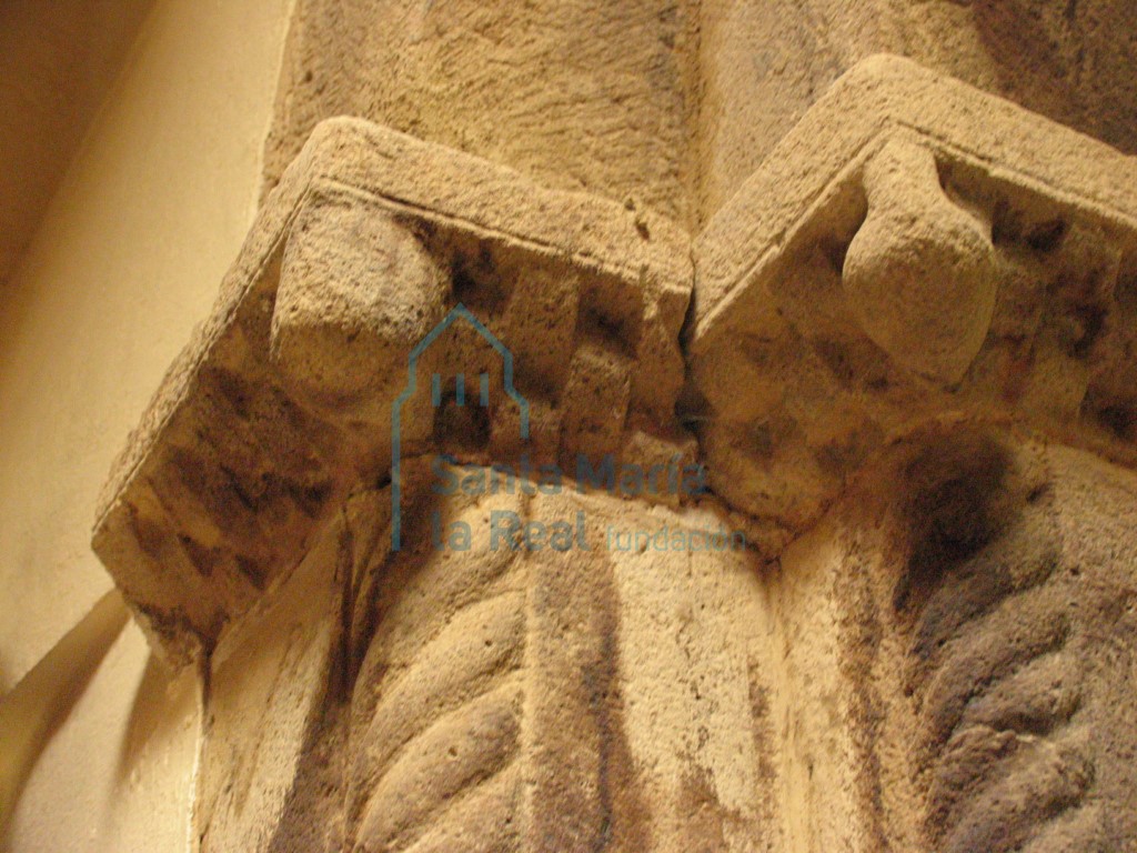 Imposta derecha del arco triunfal con decoración taqueada