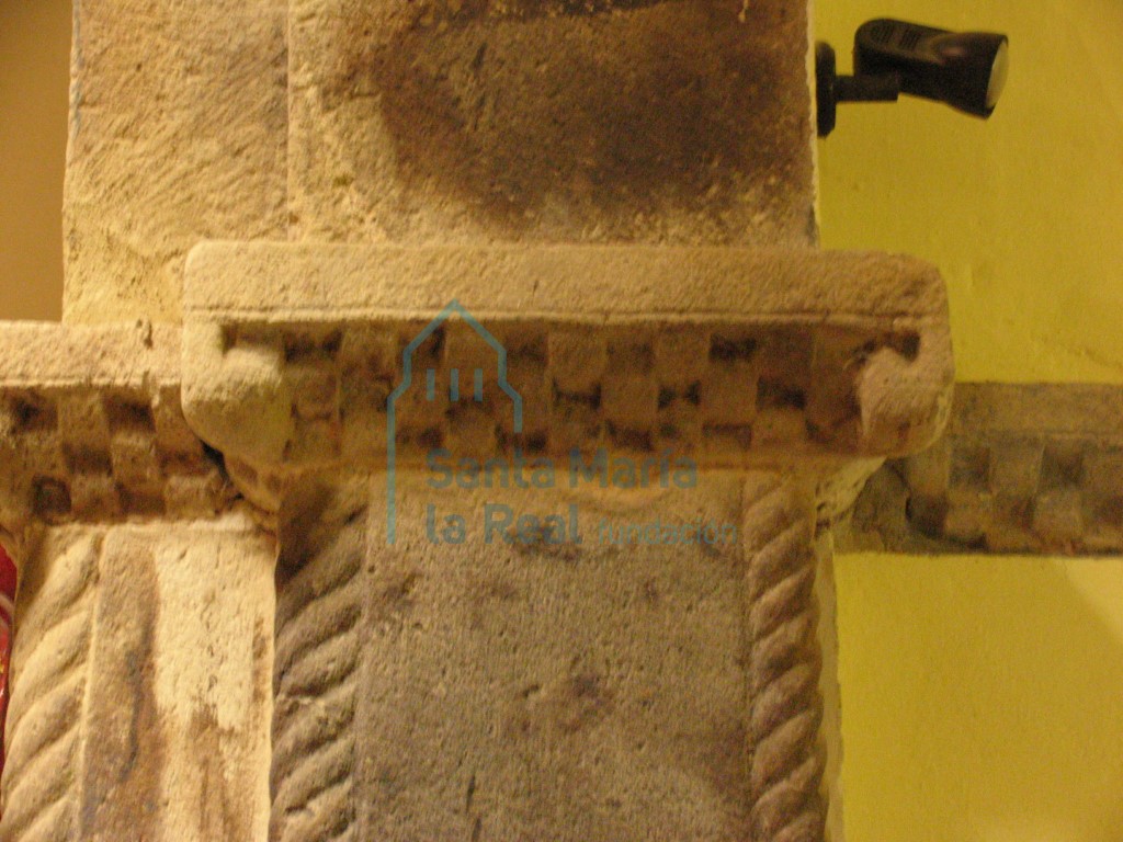 Imposta derecha del arco triunfal con decoración taqueada
