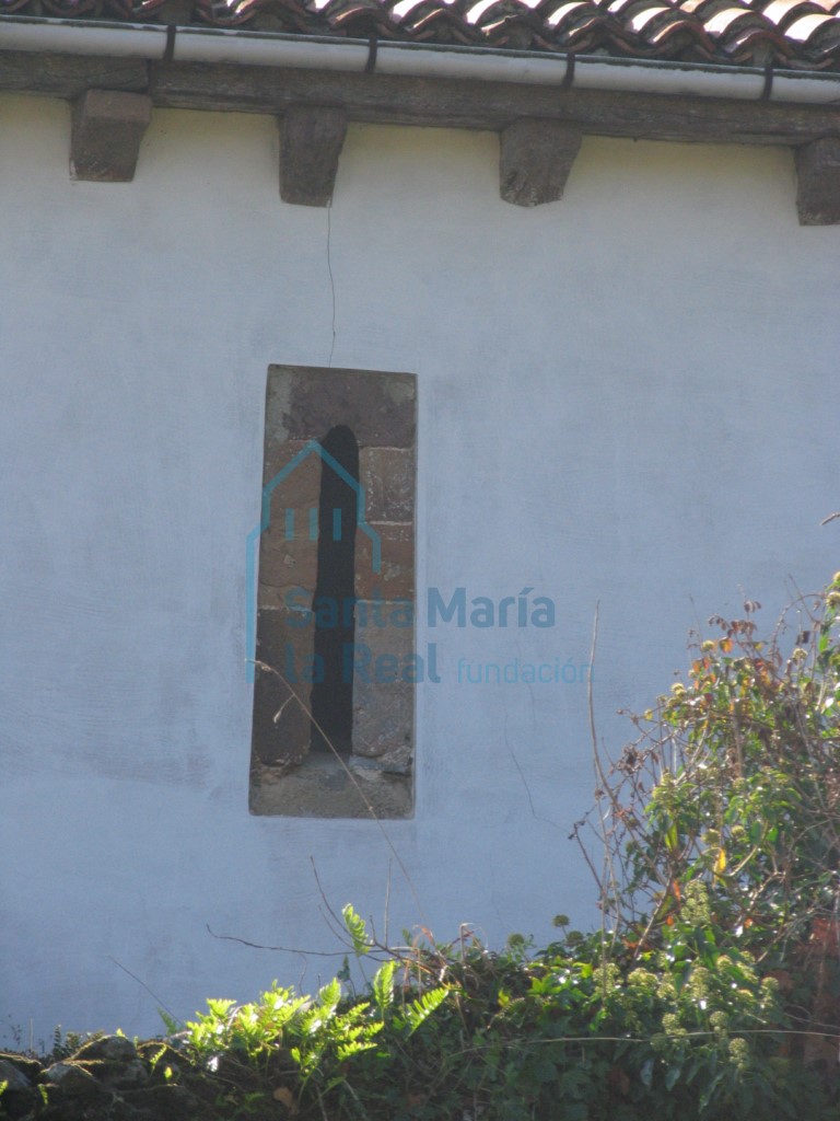 Exterior de la ventana en la fachada norte de la nave