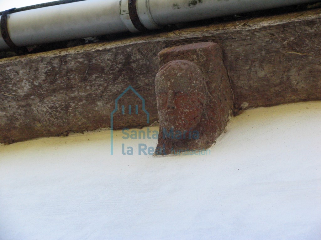 Canecillo del alero de la nave