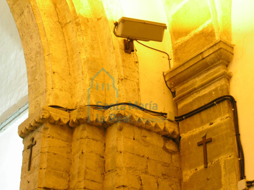 Detalle del arco triunfal, imposta con cabezas amortajados