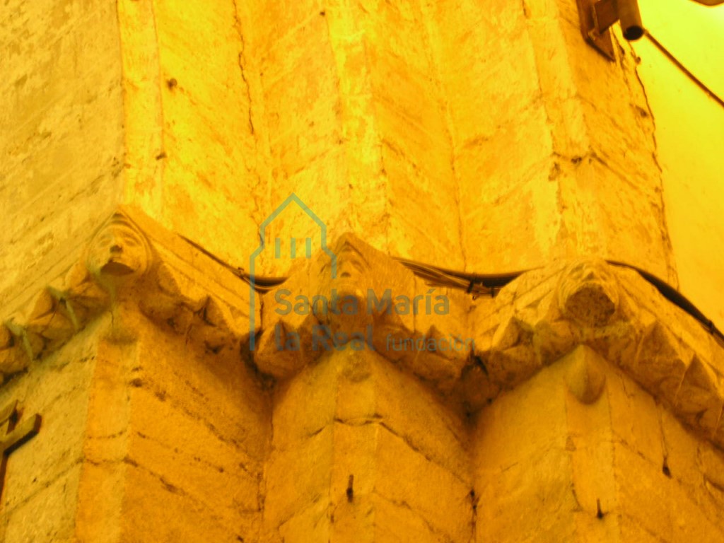 Detalle del arco triunfal de lado derecho, imposta con cabezas amortajados