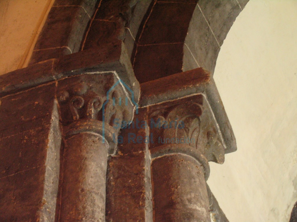 Capiteles del lateral izquierdo del arco triunfal