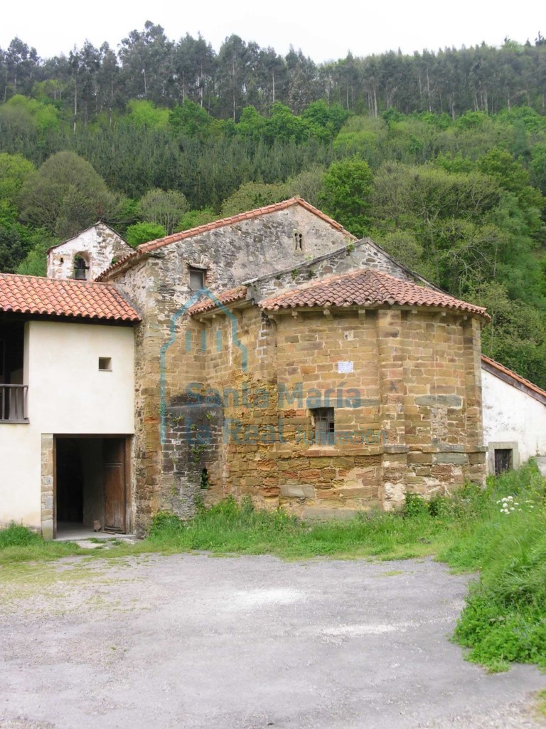 Vista exterior del ábside de la iglesia