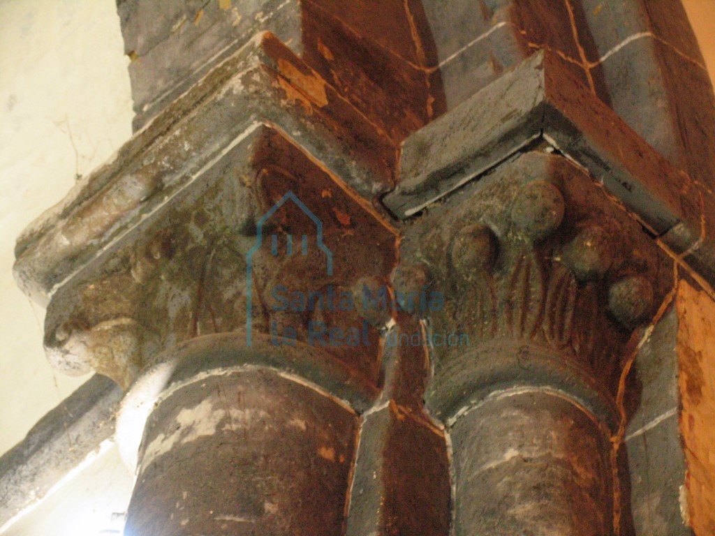 Capiteles izquierdo del arco triunfal