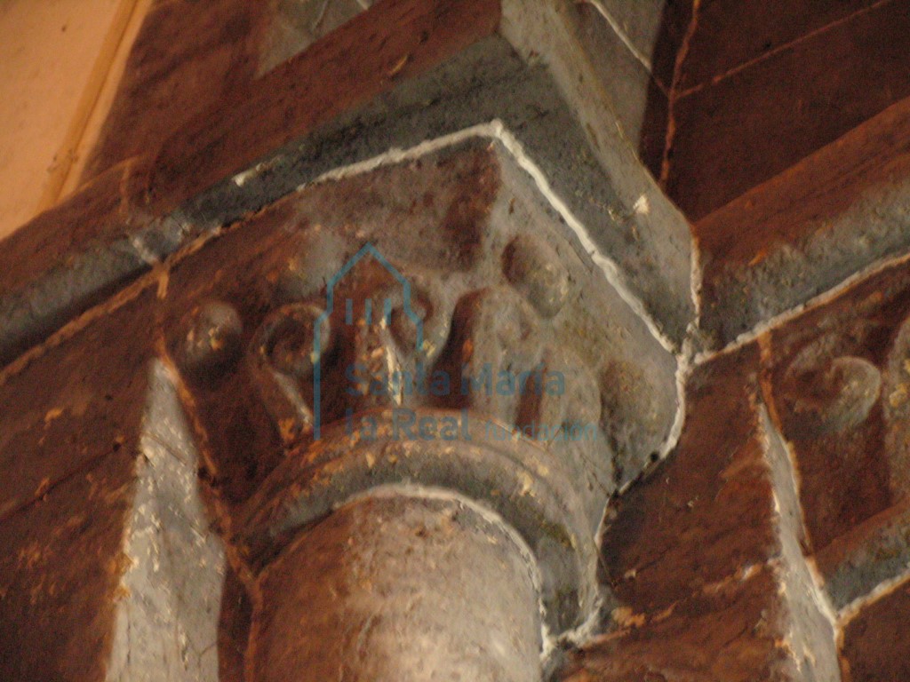 Capitel izquierdo del arco triunfal