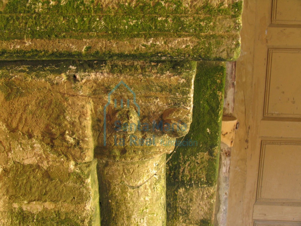 Capiteles derecho de la portada sur