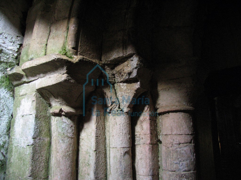 Capiteles de la portada principal