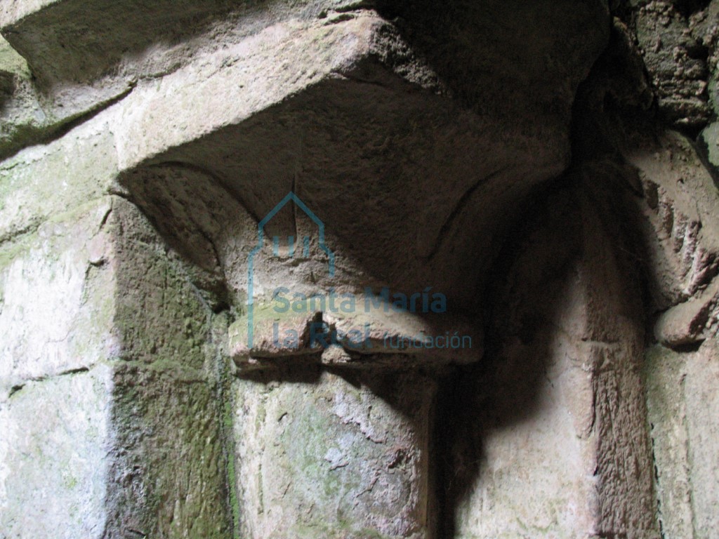 Capitel izquierdo de la portada principal