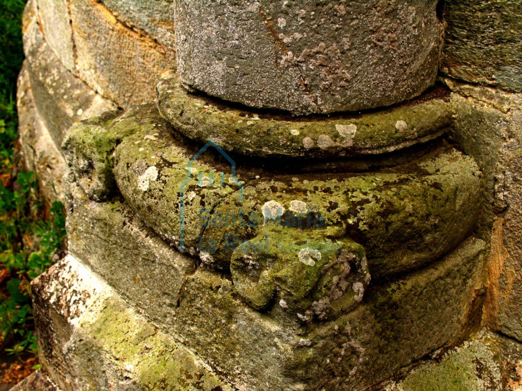 Basa de la columna adosada exterior del ábside principal