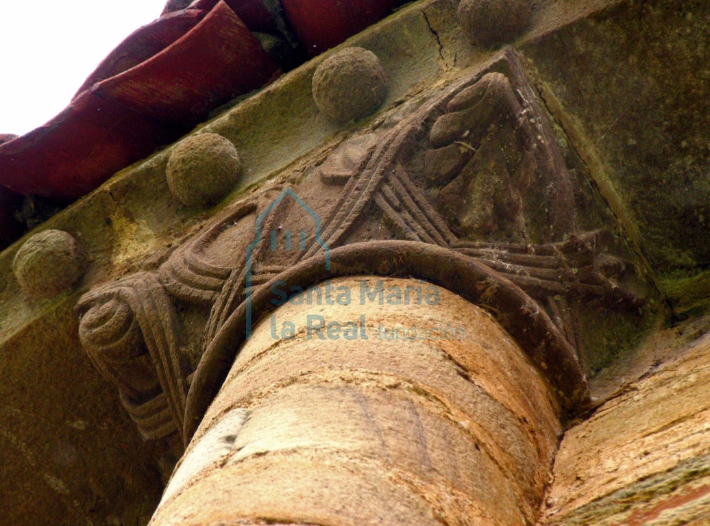 Basa de la columna adosada exterior del ábside principal