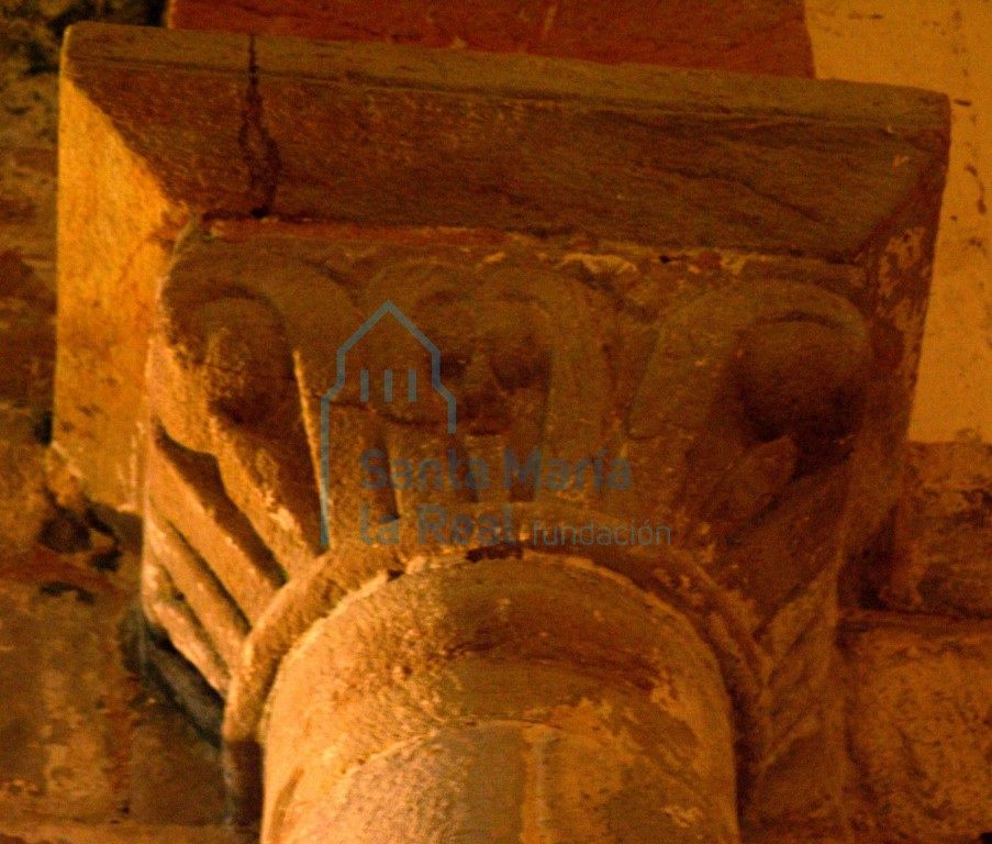 Capitel izquierdo del arco triunfal