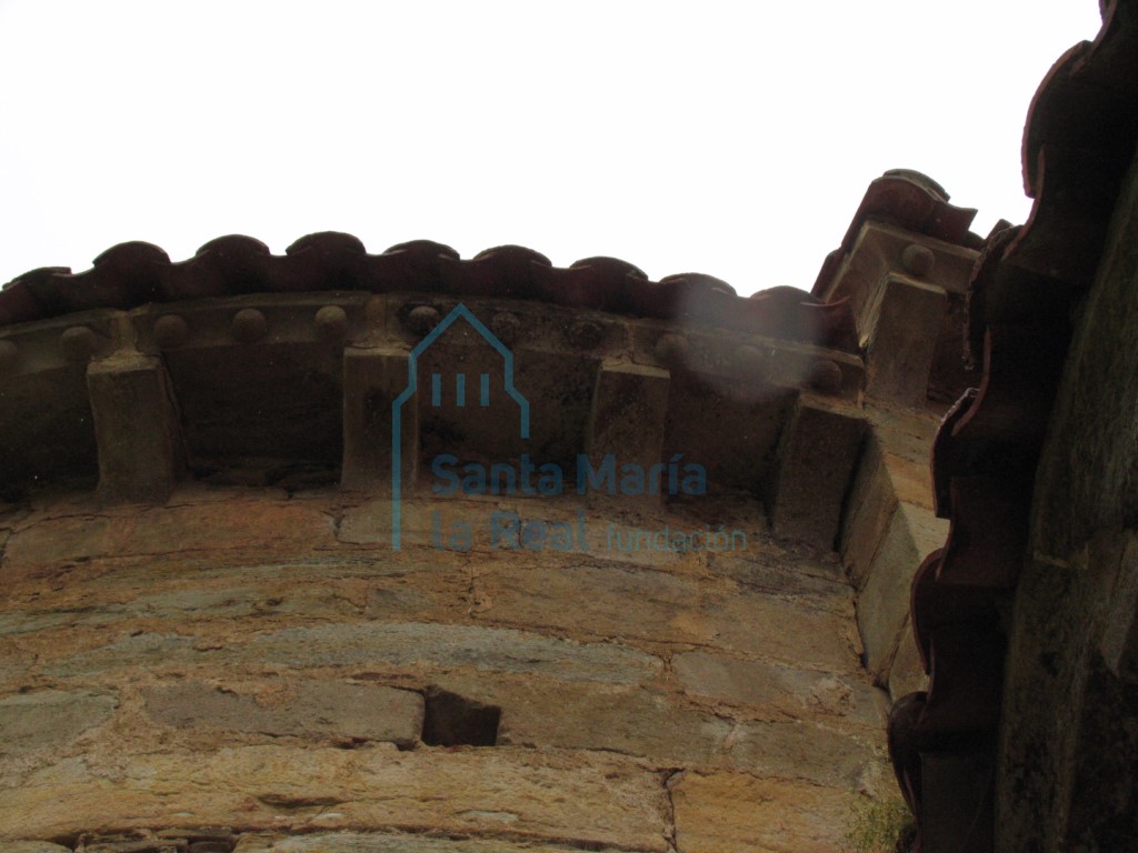 Detalle de la cornisa de la cabecera