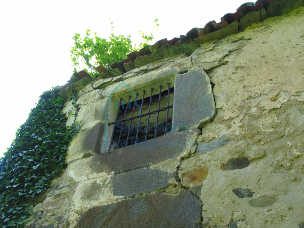 Ventana en la parte derecha de la iglesia