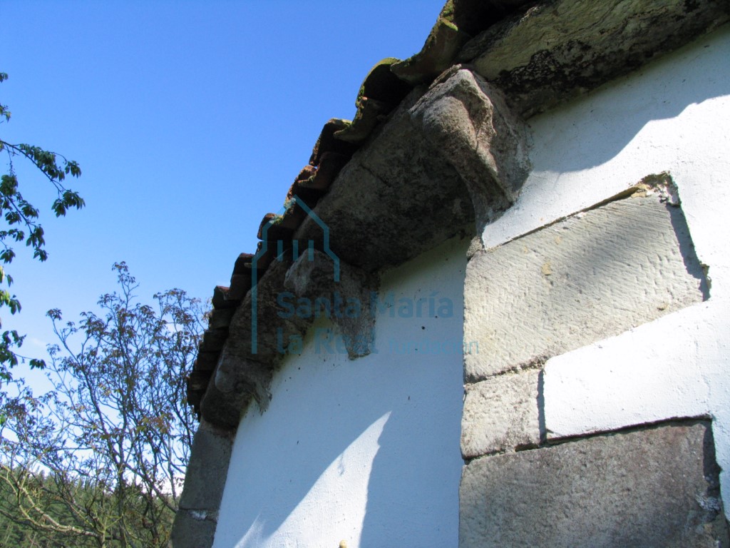 Detalle de canecillos del lado izquierdo del ábside Detalle de canecillos del lado izquierdo del ábside