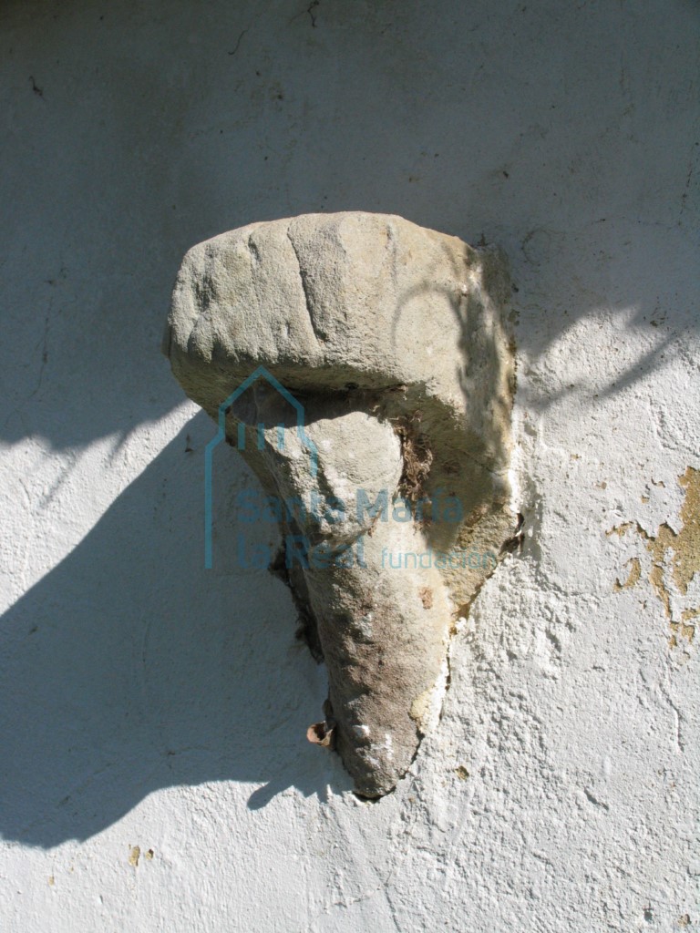 Canecillo izquierdo