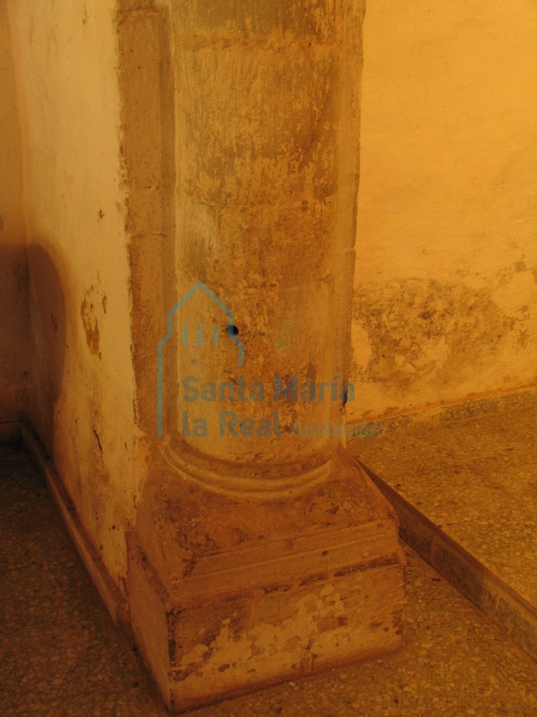 Basa del lado izquierdo del arcosóleo