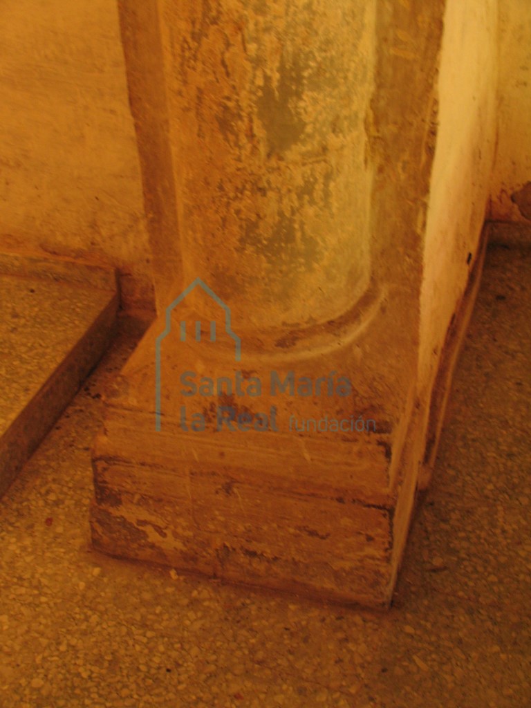 Basa del lado derecho del arcosóleo