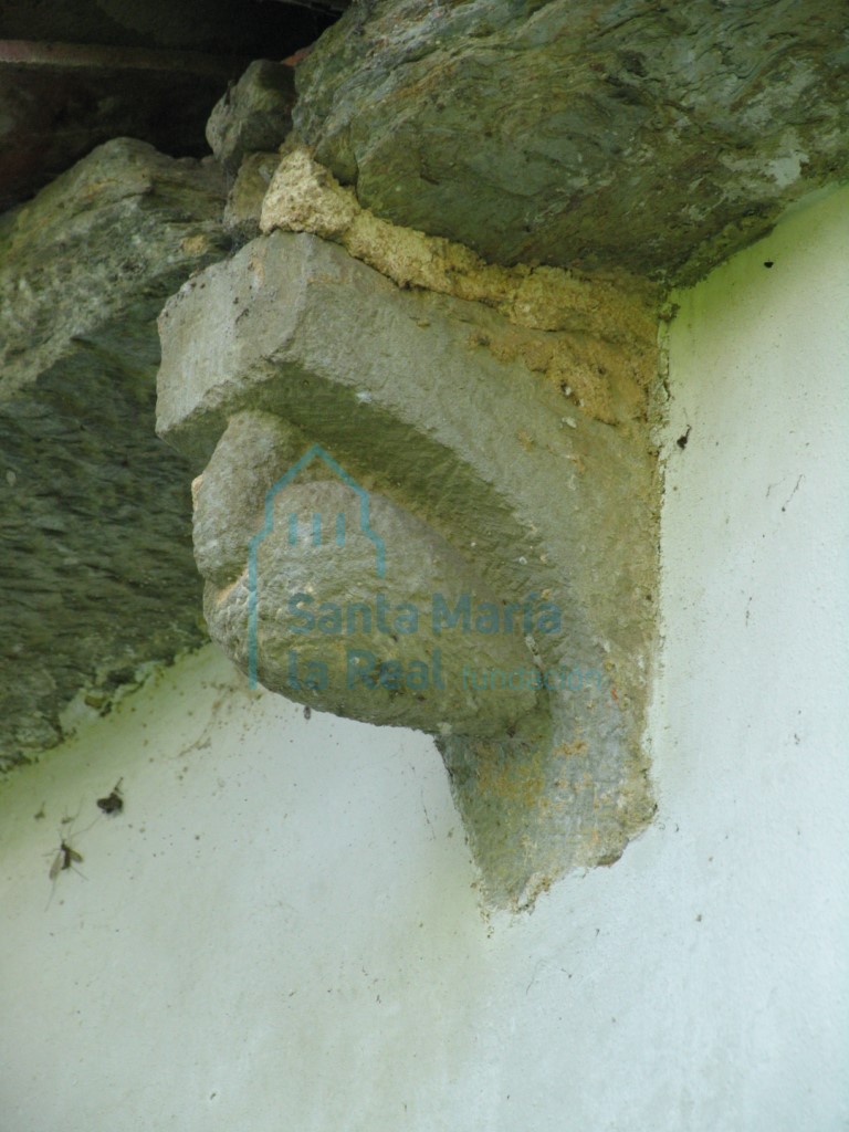 Canecillo del lado derecho del ábside