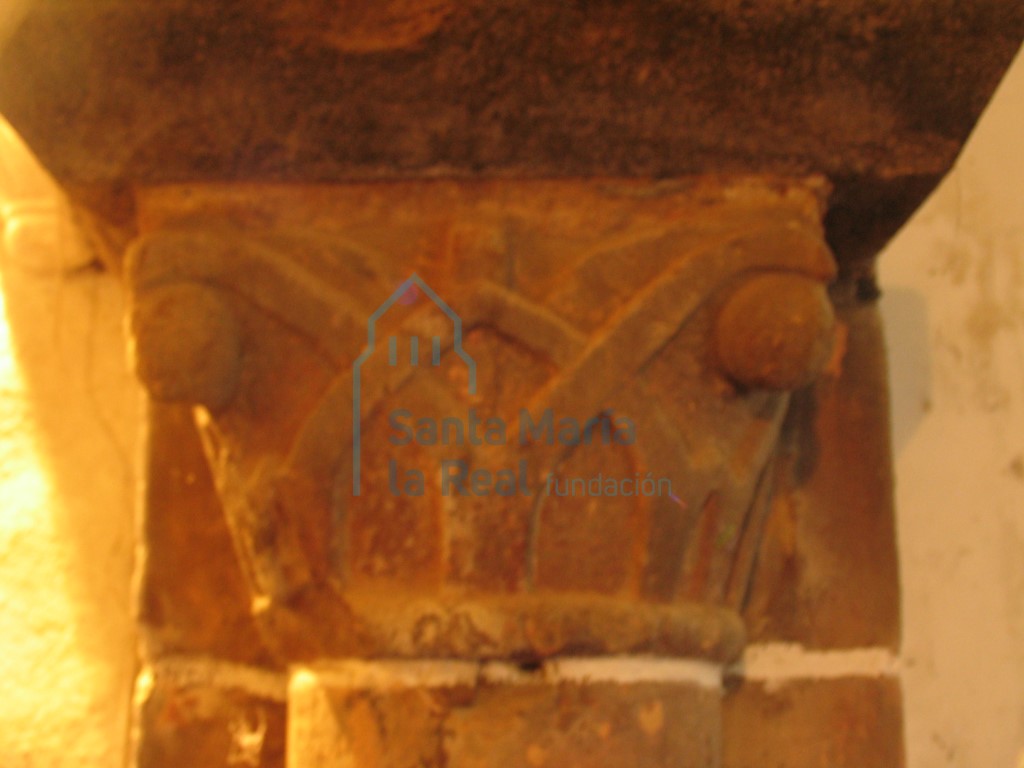 Capitel arco triunfal derecho