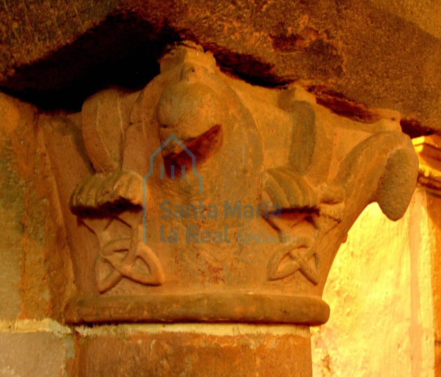 Capitel del lado izquierdo del arco triunfal