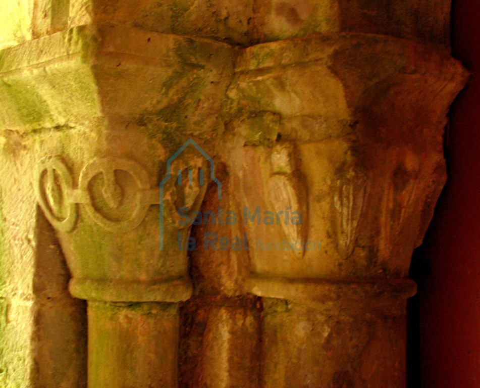 Capitel del lado izquierdo de la portada