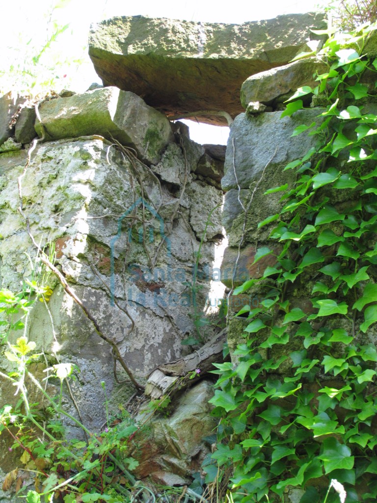 Interior del vano del muro del derecho de la nave