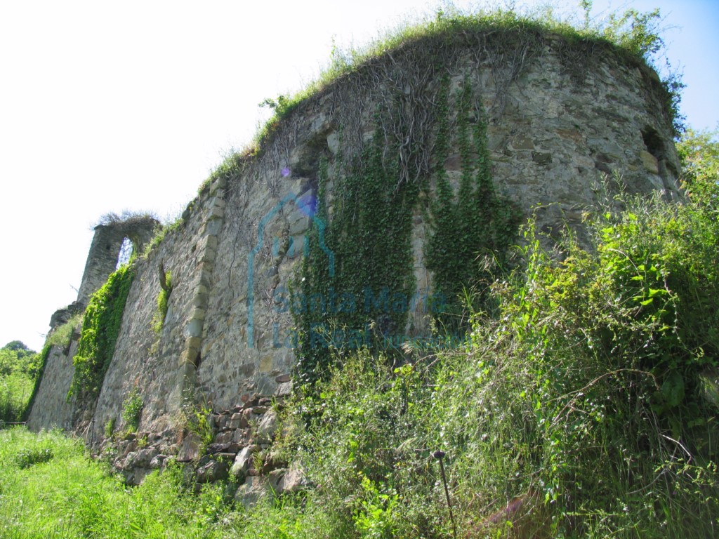 Exterior de la nave vista desde la cabecera