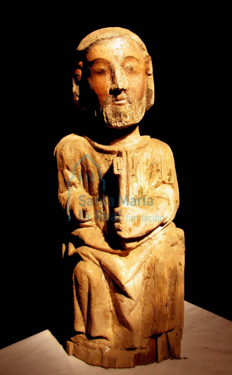 Vista frontal de la talla de San Pedro