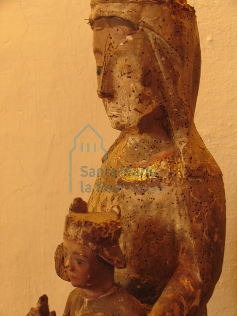Detalle de la talla Virgen con Niño