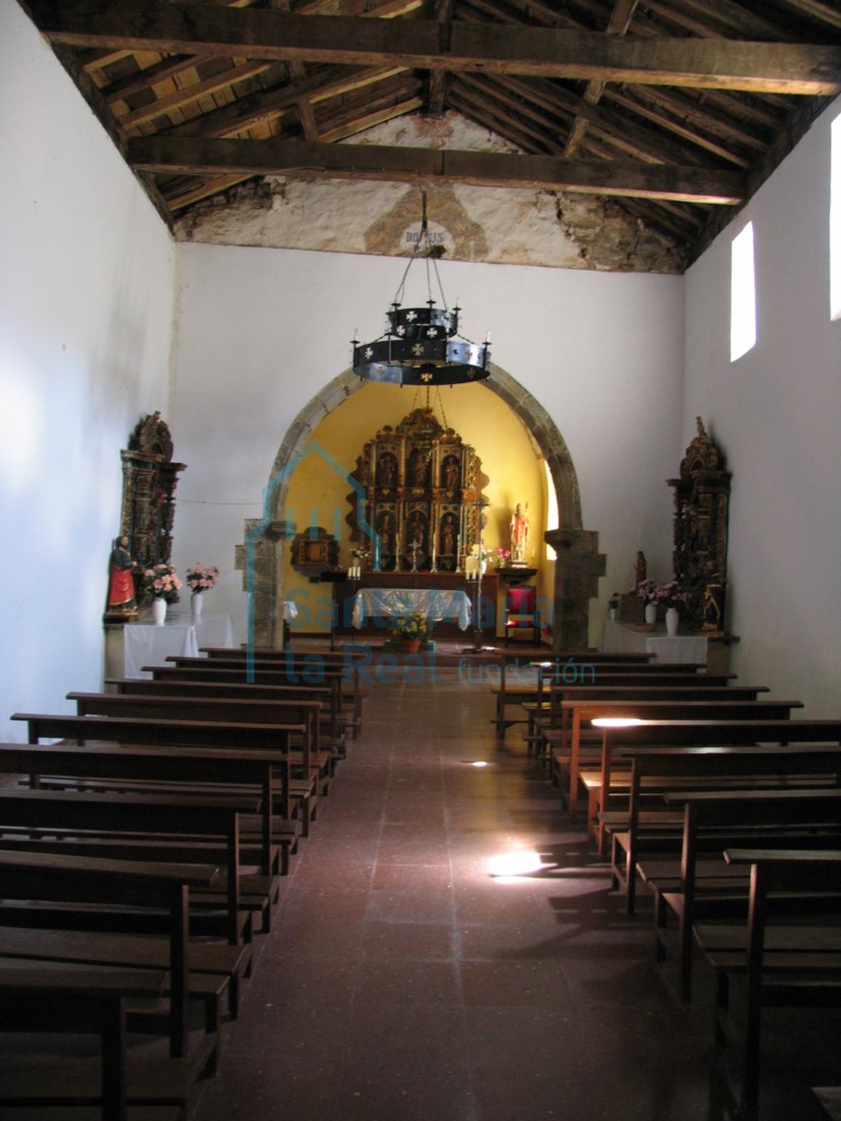 Interior de la iglesia hacia la cabecera